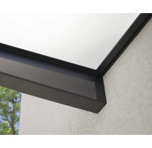 Detailansicht einer Terrassenüberdachung mit Rahmen an einer Wand