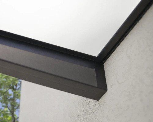 Detailansicht einer Terrassenüberdachung mit Rahmen an einer Wand