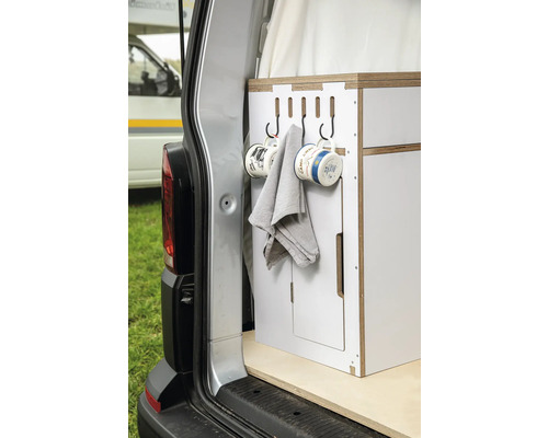 Innenraum eines Campingbusses mit Küchenschrank, Hakenleiste, Tassen und Handtuch