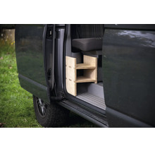Regal aus Holz im Einstieg eines Vans