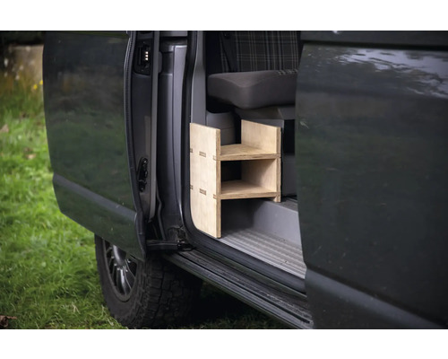 Regal aus Holz im Einstieg eines Vans