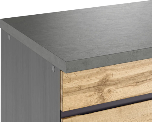 Detailaufnahme eines Badezimmerschranks mit grauer Arbeitsplatte und Holzschubladen