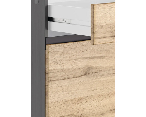 Detailansicht eines Badezimmerschranks mit Schublade in Holzoptik