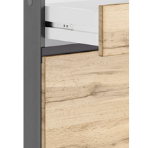 Detailaufnahme eines Badezimmerschranks mit Schublade und Holzstruktur