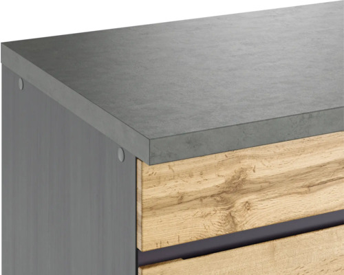 Detailansicht eines Möbels mit grauer Arbeitsplatte und Holzfront