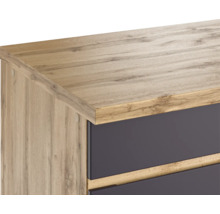 Detailaufnahme einer Kommode mit Holzoptik und Schubladen