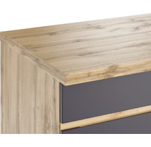 Detailansicht einer Kommode mit Schubladen und Holzoptik