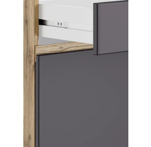 Detailaufnahme eines Badezimmerschranks mit Schublade