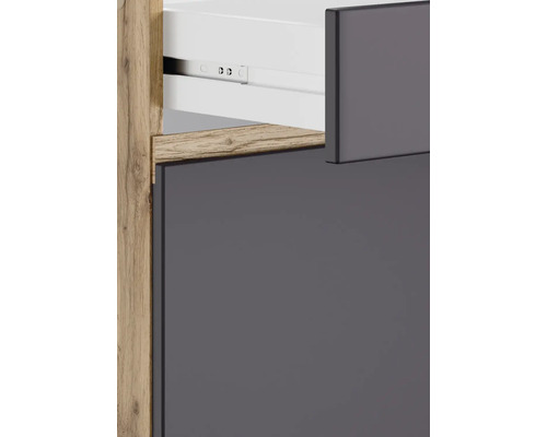 Detailaufnahme eines Badezimmerschranks mit Schublade