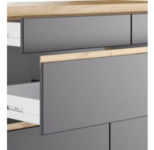 Kommode mit offenen Schubladen in Holz- und Grautönen