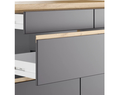 Kommode mit offenen Schubladen in Holz- und Grautönen