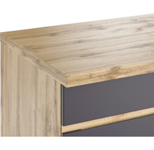 Detailansicht einer Holzkommode mit Schubladen