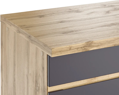 Detailansicht einer Holzkommode mit Schubladen