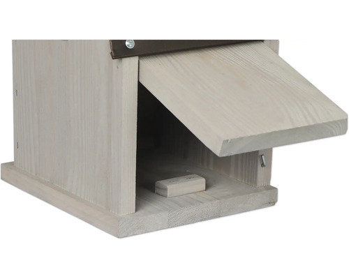 Holz-Fledermauskasten mit geöffneter Klappe