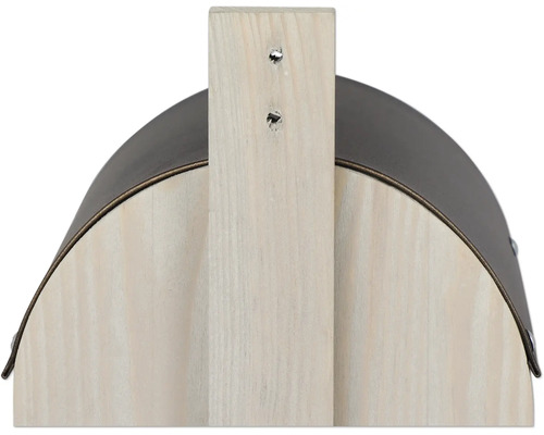 Detailansicht einer hölzernen Regentonne mit braunem Deckel und Montagevorrichtung.