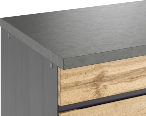 Detailansicht eines Badezimmermöbels mit grauer Platte und Holzfront