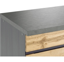 Detailaufnahme eines Waschtischunterschranks mit Betonarbeitsplatte und Holzfronten