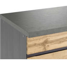 Detailaufnahme eines Badezimmermöbels mit grauer Arbeitsplatte und Holzfront