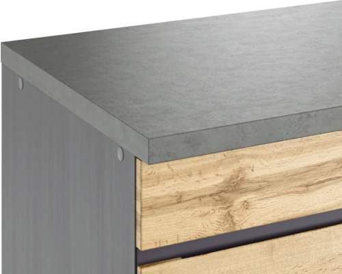 Detailaufnahme eines Badezimmerschranks mit Betonarbeitsplatte und Schubladen in Holzoptik