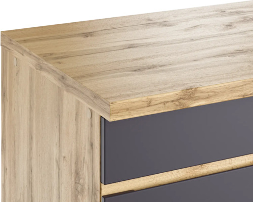 Detailaufnahme eines Holzkommode mit Schubladen