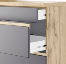 Kommode mit offenen Schubladen