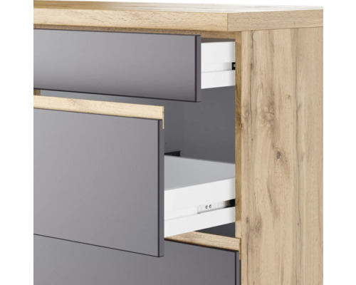 Kommode mit offenen Schubladen