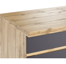 Detailaufnahme einer Kommode mit Holzstruktur und Schubladen