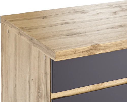 Detailaufnahme einer Kommode mit Holzstruktur und Schubladen