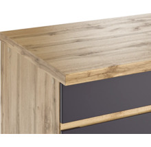 Detailansicht eines Schranks mit Holzstruktur und Schubladen