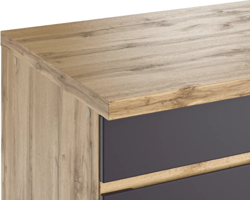 Detailaufnahme einer Kommode mit Holzoberfläche und Schubladen