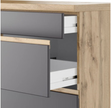 Kommode mit offenen Schubladen