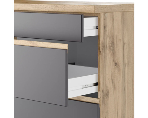 Kommode mit offenen Schubladen