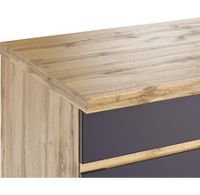 Detailansicht eines Schranks mit Holzoberfläche und Schubladen