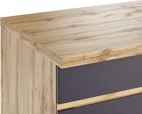 Detailansicht eines Schranks mit Holzoberfläche und Schubladen