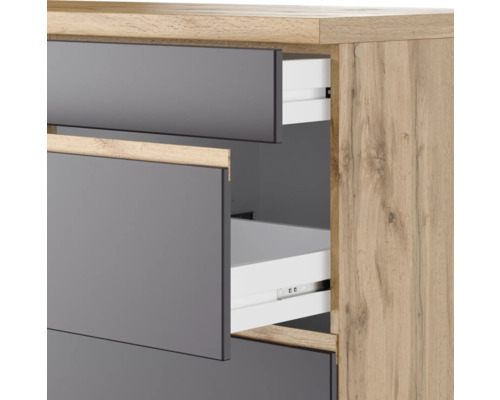 Kommode mit offenen Schubladen in Holzoptik