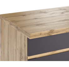 Detailaufnahme einer Holzkommode mit Schubladen