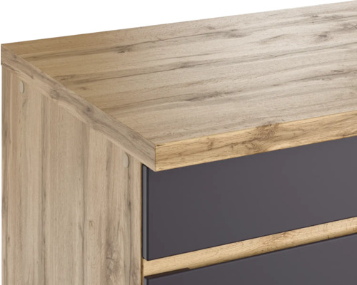 Detailaufnahme einer Holzkommode mit Schubladen