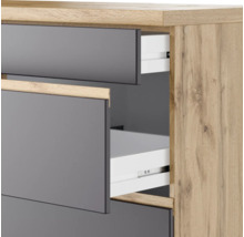 Kommode mit offenen Schubladen