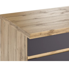 Detailaufnahme eines Holzkommoden Eckbereichs mit Schubladen