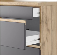 Kommode mit offenen Schubladen in Holzoptik und grauen Fronten