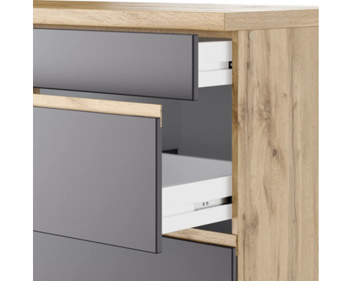 Kommode mit grauen Schubladen