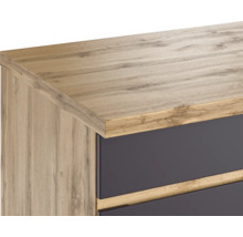 Detailansicht eines Holzkommoden-Eckbereichs mit Schubladen