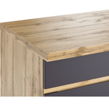 Detailansicht eines Holzkommode mit Schubladen