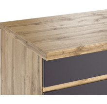 Detailansicht eines Holzkommode-Elements mit Schubladen