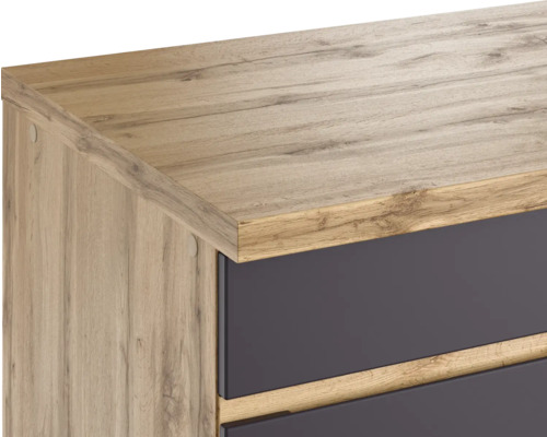 Detailansicht eines Holzkommodenmöbels mit Schubladen