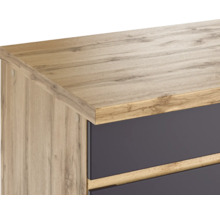 Detailansicht einer Holzkommode mit Schubladen