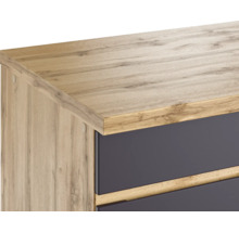 Detailansicht eines Schrankes mit Schubladen im Holzdekor