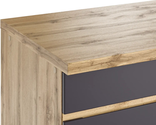 Detailansicht eines Schranks mit Holzstruktur und Schubladen