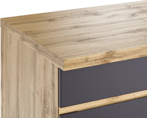 Detailaufnahme einer Kommode mit Holzoptik und Schubladen