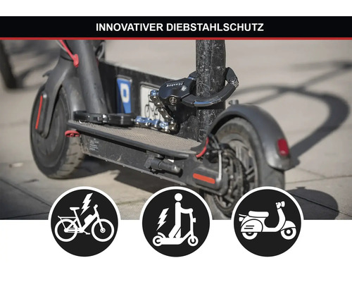 Ein E-Scooter mit einem Schloss zur Diebstahlsicherung befestigt an einem Pfosten, geeignet für Fahrräder, E-Scooter und Motorroller